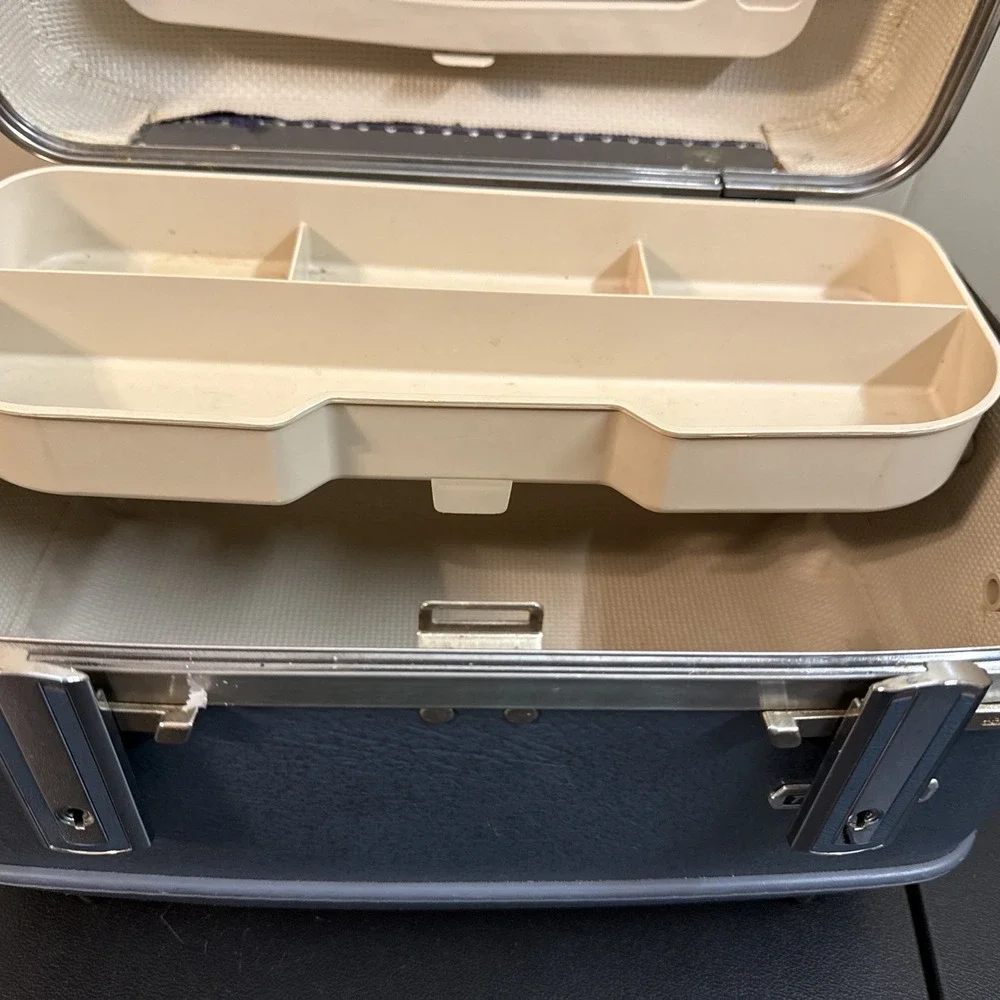 Vintage American Tourister Make Up Train Case Carry On Luggage Posable Mirror